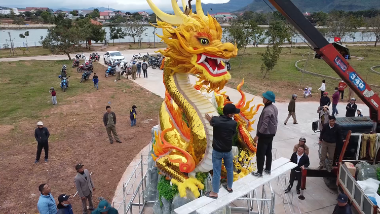 Vừa ‘đáp xuống’ phố núi Lao Bảo, linh vật rồng Quảng Trị đã tạo nên cơn sốt
