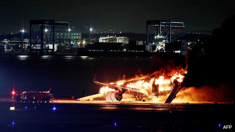 Hy hữu: Máy bay cháy rụi, toàn bộ hành khách thoát hiểm