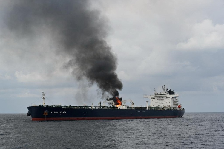 Houthi mở rộng tấn công, tàu chở dầu ở biển Đỏ bốc cháy