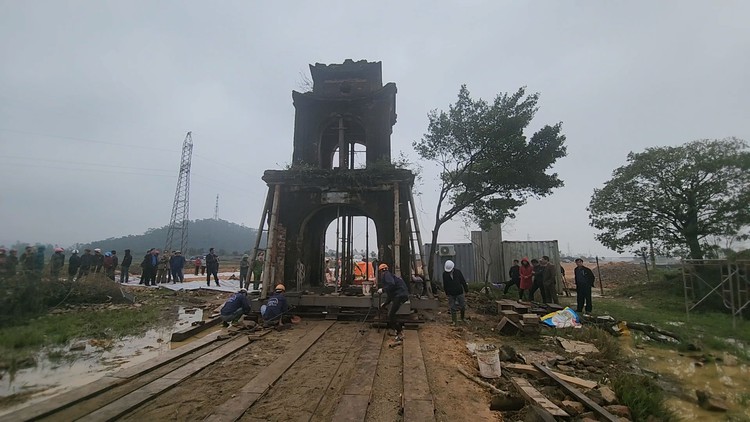 Cận cảnh 'thần đèn' di dời cổng đền hơn 200 tuổi ở Hà Tĩnh