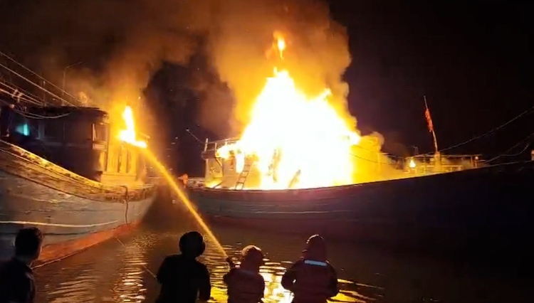 Kinh hoàng cảnh 4 tàu cá cháy dữ dội ở Đà Nẵng