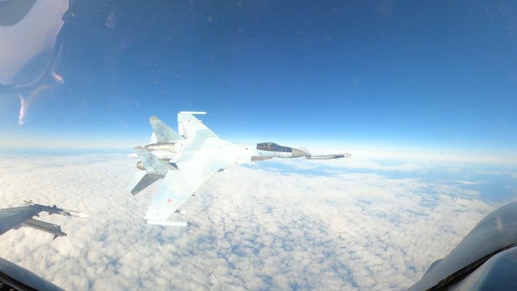 Xem tiêm kích Su-35 Nga 'cắt mũi' F-16 Mỹ khi hộ tống oanh tạc cơ gần Alaska