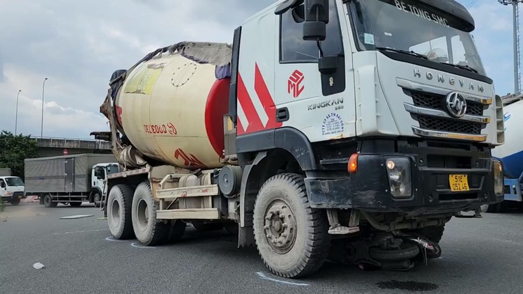 TP.HCM: Va chạm với xe trộn bê tông, 2 nữ sinh tử vong