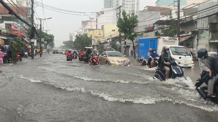 Nguyên nhân nhiều tuyến đường mới ở TP.HCM ngập sâu sau mưa lớn