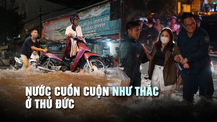 Mưa lớn ở TP.HCM: Nước cuồn cuộn như thác ở Thủ Đức