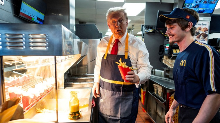 Xem ông Trump chiên khoai tây, giao phần ăn ở McDonald's