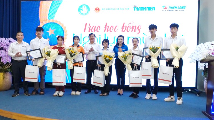 Báo Thanh Niên trao 14 suất học bổng ‘Nghị lực mùa thi’ trị giá gần 4 tỉ đồng cho sinh viên hoàn cảnh khó khăn