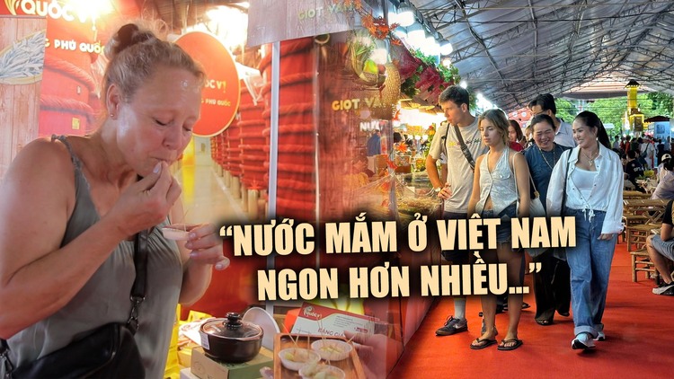 Khách Tây hào hứng với Lễ hội nước mắm trên phố đi bộ Nguyễn Huệ