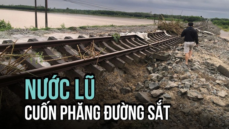 Nước lũ cuốn phăng nhiều đoạn đường sắt ở Quảng Bình và Quảng Trị