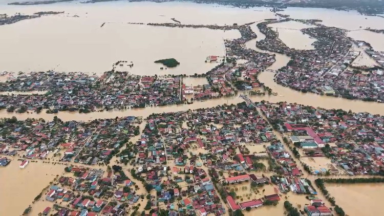 [FLYCAM] Lũ lớn khắp Quảng Bình, hơn 28.000 ngôi nhà ngập nước