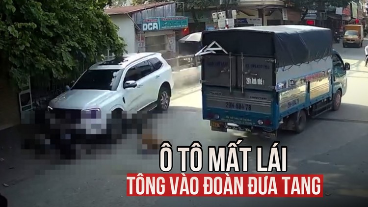 Ớn lạnh cảnh ô tô mất lái tông vào đoàn đi đám tang ở Hà Nội