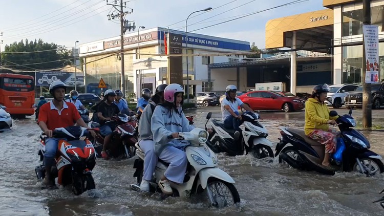 Triều cường dâng cao, người dân Cần Thơ chật vật di chuyển trên 'biển nước'