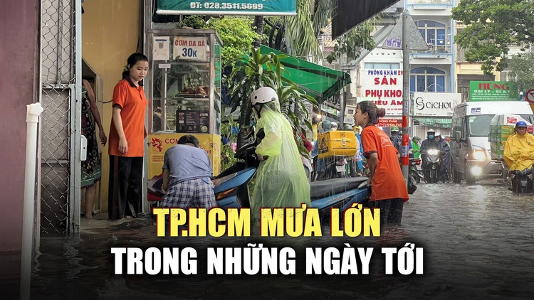 TP.HCM mưa tầm tã: Ngoài đường ‘chôn chân', trong nhà... khốn khổ chạy nước