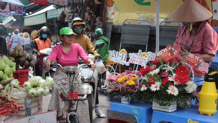 Chợ hoa TP.HCM nhộn nhịp trước ngày 20.11, tiểu thương vẫn than ‘không bằng mọi năm’