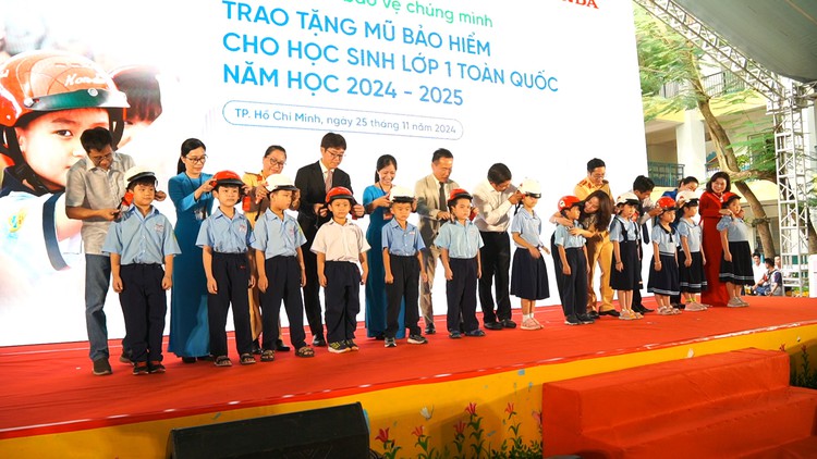 Tặng 1,7 triệu mũ bảo hiểm đạt chuẩn cho học sinh lớp 1 khu vực phía nam