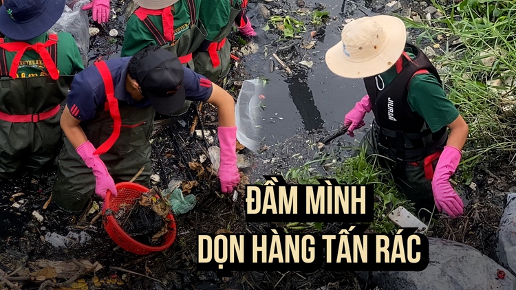 Sinh viên đầm mình dọn hàng tấn rác trên con rạch ô nhiễm: Mệt nhưng vui!