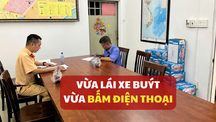 Tước bằng lái, đình chỉ tài xế vừa lái xe buýt vừa bấm điện thoại