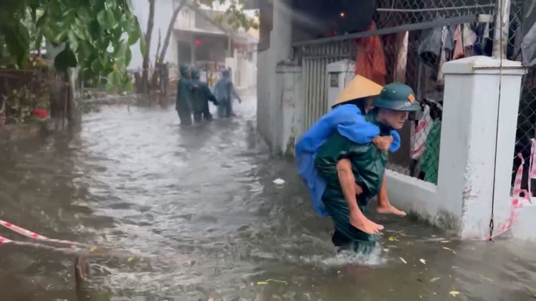 Ngày Đà Nẵng mưa ngập, dân 'rốn lũ' dậy sớm khăn gói đi sơ tán