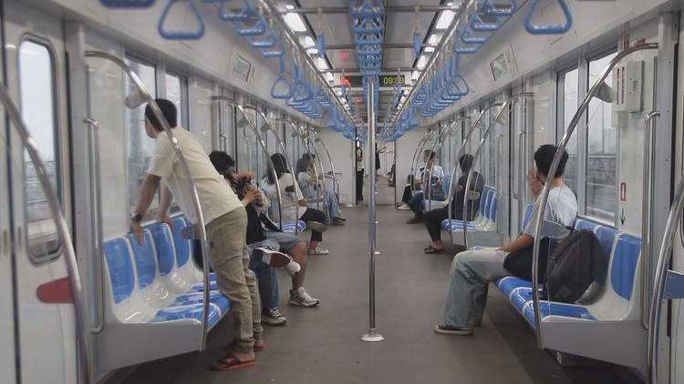 Người dân được khuyến khích sử dụng vé điện tử và xe buýt điện khi đi metro