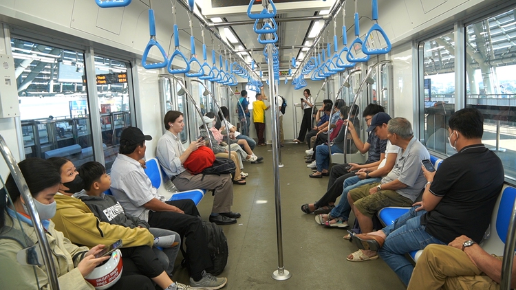 Người dân trải nghiệm metro Bến Thành - Suối Tiên: ‘Từ nay về sau sẽ đi làm bằng metro’ 