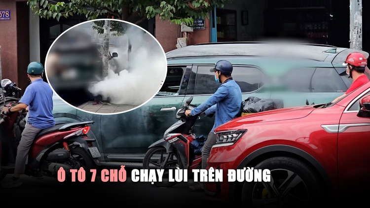 Ô tô 7 chỗ bất ngờ chạy lùi trên đường, khói mù mịt