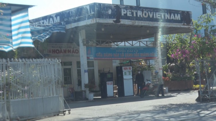 Chủ cửa hàng xăng dầu kéo cửa 'nhốt' công an khi bị kiểm tra giấy phép