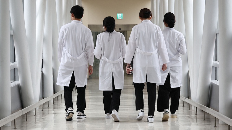 Vì sao giới bác sĩ thực tập Hàn Quốc đình công?