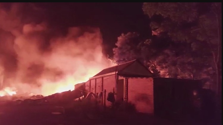 Bình Phước: Ngọn lửa bao trùm nhà xưởng sau tiếng nổ lớn