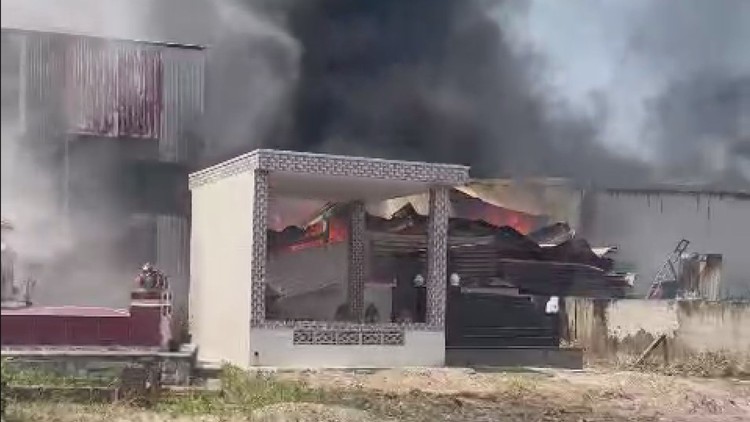 Cháy lớn tại cơ sở sản xuất ở H.Hóc Môn, nhiều tài sản bị thiêu rụi