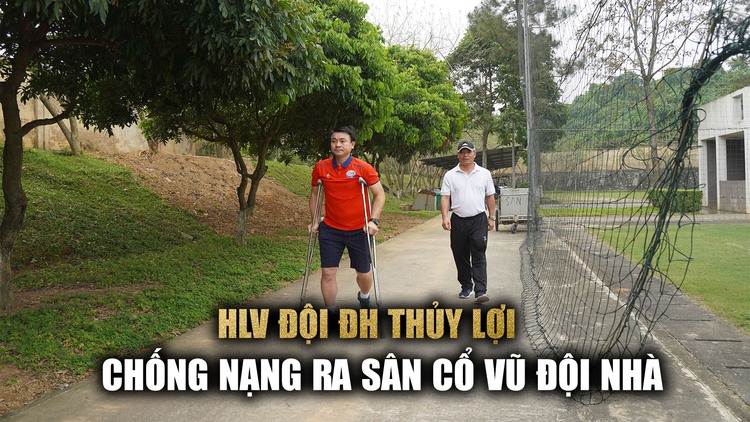 HLV đội ĐH Thủy Lợi chống nạng ra sân chỉ đạo học trò chuẩn bị cho mùa 2 TNSV Thaco Cup 2024