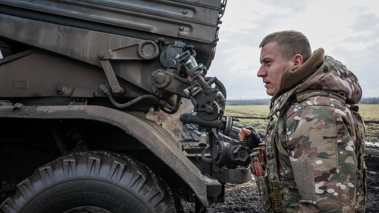 Xung đột sang năm thứ ba, Ukraine vẫn thua sút về binh sĩ, vũ khí