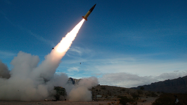 Mỹ sẽ giao tên lửa ATACMS tầm xa, châu Âu 'hùn tiền' mua đạn pháo cho Ukraine