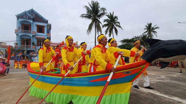 Về làng biển 400 năm tuổi ở Quảng Bình xem lễ hội cầu ngư rằm tháng giêng