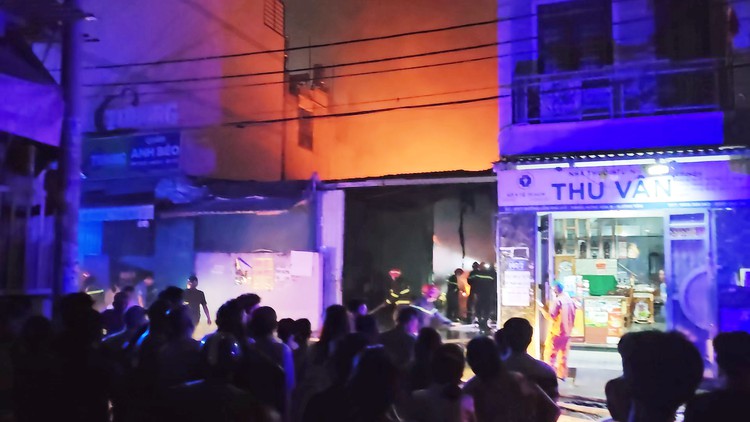 Cháy kho vải trong đêm ở TP.HCM, người dân hoảng sợ chạy bộ báo cháy