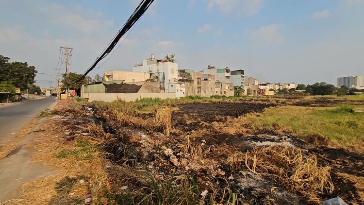 Đốt rác cháy lan nhà dân ở vùng ven TP.HCM