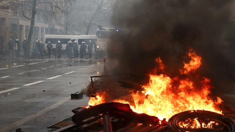 Khói lửa giữa 'thủ đô châu Âu' khi nông dân biểu tình