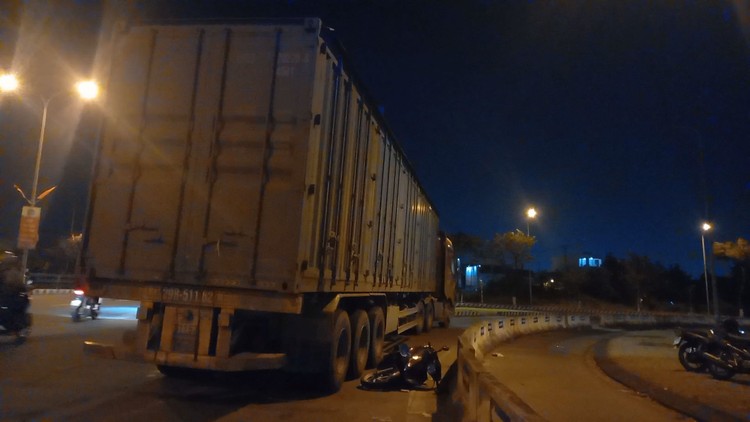 Đà Nẵng: Va chạm giữa xe máy và xe đầu kéo, một người nguy kịch