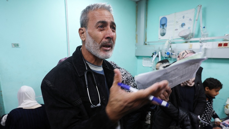 Bác sĩ Palestine trải qua cảnh bị Israel gông cùm, bịt mắt suốt 45 ngày