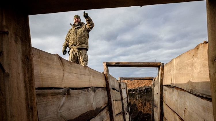 Ukraine hối hả đào hào đắp lũy
