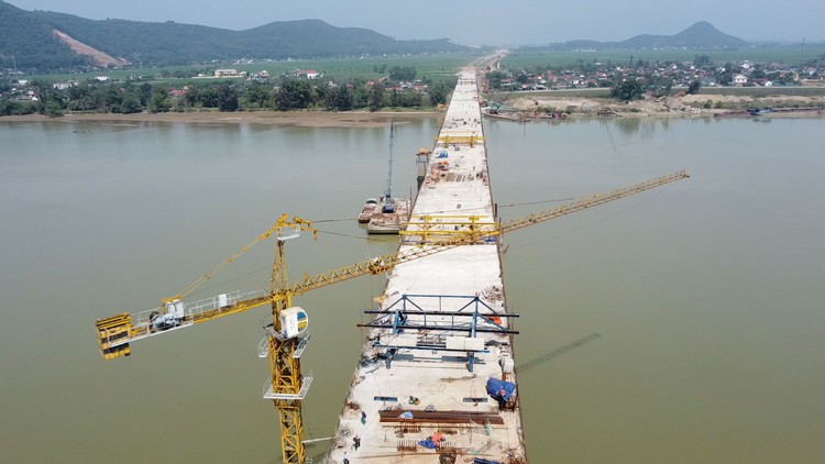 Cây cầu dài nhất trên cao tốc Bắc - Nam trước ngày hợp long