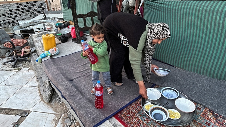 Bữa ăn tháng chay Ramadan giữa hoang tàn đổ nát Gaza