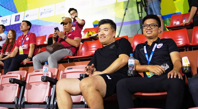 Trọng tài Hàn Quốc đi xem bóng đá sinh viên ở Việt Nam: 'Quá đông khán giả'
