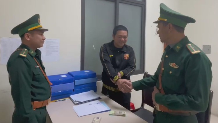 Cán bộ biên phòng Quảng Bình trao trả hơn 14 triệu nhặt được của dân