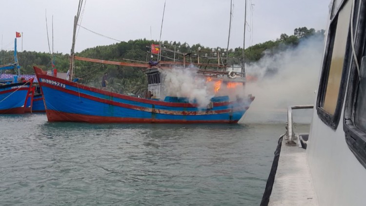 Kịp thời dập tắt đám cháy trên tàu cá Quảng Ngãi