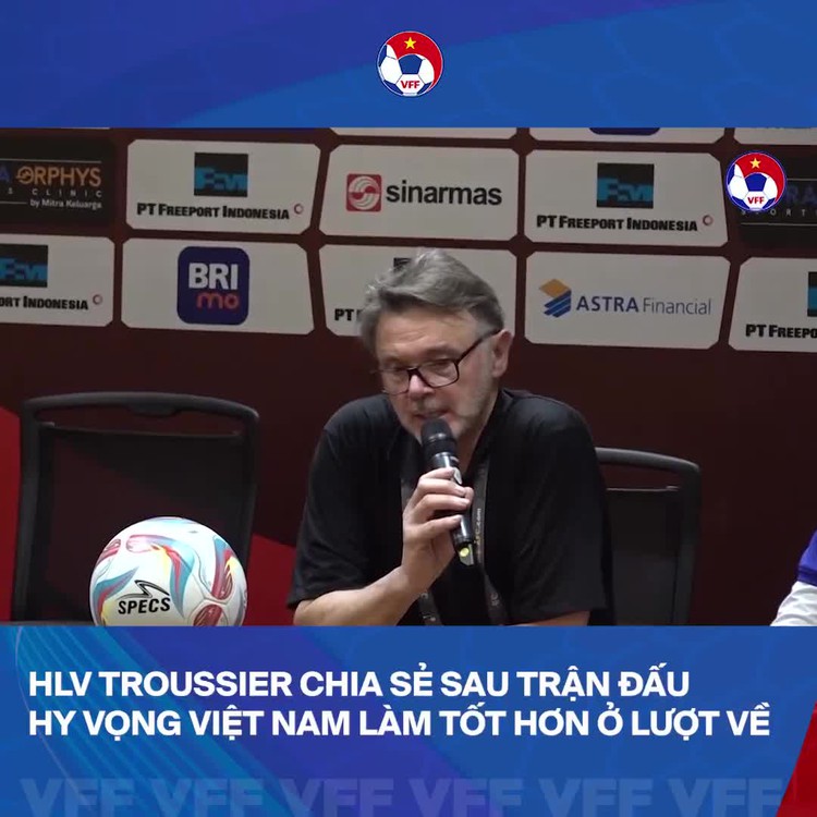 HLV Philippe Troussier động viên các cầu thủ Việt Nam sau trận thua Indonesia