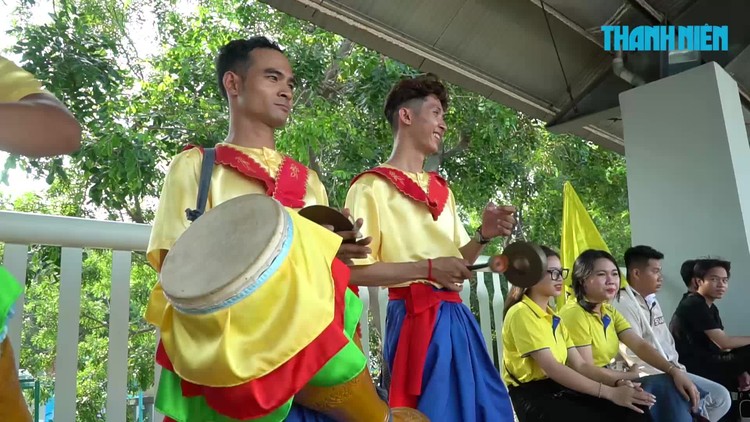 Sinh viên miền Tây mang dàn trống Chhay-dăm đi cổ vũ bóng đá
