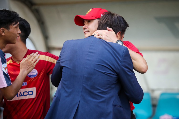 Khoảnh khắc 2 HLV ôm nhau sau trận chung kết TNSV THACO Cup 2024 đầy cảm xúc