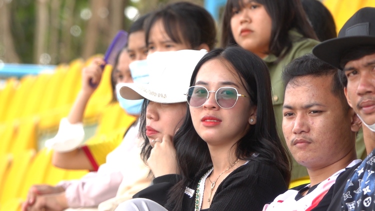 Trường thuê xe chở CĐV đi cổ vũ, dàn du học sinh Lào và Campuchia 'nổi bần bật'