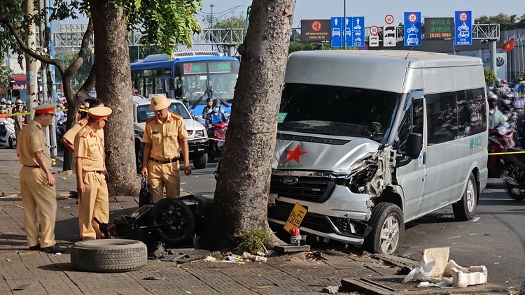 Tai nạn đầu tuần, đường Trường Chinh vào trung tâm TP.HCM kẹt xe nghiêm trọng