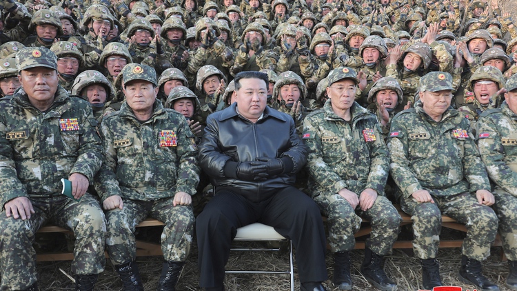 Nhà lãnh đạo Kim Jong-un chỉ thị quân đội Triều Tiên tăng cường chuẩn bị chiến tranh